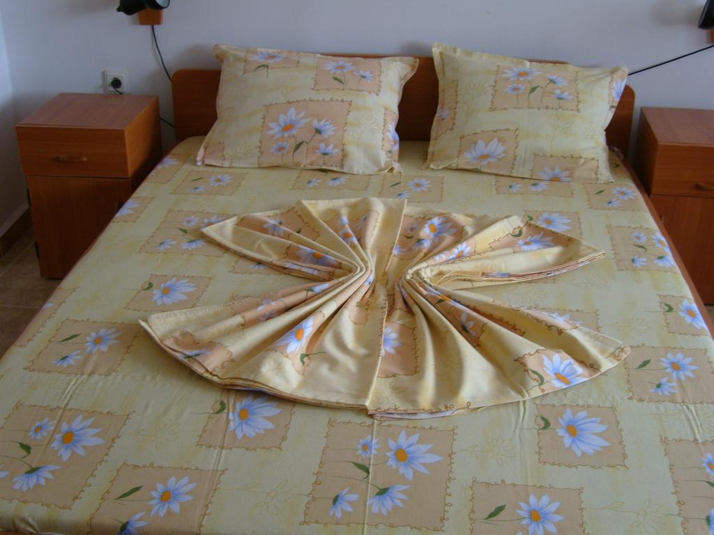 Sotirovi Guest Rooms צ'רנומורץ מראה חיצוני תמונה